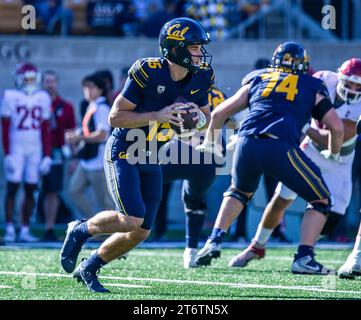 11 novembre 2023 Berkeley, CA États-Unis le quarterback californien Fernando Mendoza (15) cherche un receveur ouvert lors du match de football de la NCAA entre les Washington State Cougars et les Golden Bears de Californie. La Californie a battu l'État de Washington 42-39 au California Memorial Stadium Berkeley Calif. Thurman James / CSM Banque D'Images