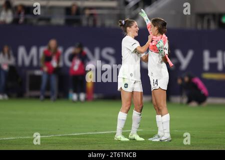 11 novembre 2023, San Diego, Californie, États-Unis : le milieu de terrain du NJ/NY Gotham FC SINEAD FARRELLY (33 ans) aide le défenseur NEALY MARTIN (14 ans) à mettre une tenue de gardien de but lors d'un match de championnat NWSL entre l'OL Reign et le NJ/NY Gotham FC au Snapdragon Stadium de San Diego, Californie. (Image de crédit : © Brenton Tse/ZUMA Press Wire) USAGE ÉDITORIAL SEULEMENT! Non destiné à UN USAGE commercial ! Banque D'Images