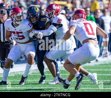 11 novembre 2023 Berkeley, CA États-Unis le Wide Receiver californien Mavin Anderson (11) se bat pour des yards supplémentaires lors du match de football NCAA entre les Washington State Cougars et les Golden Bears de Californie. La Californie a battu l'État de Washington 42-39 au California Memorial Stadium Berkeley Calif. Thurman James / CSM Banque D'Images
