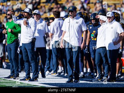 11 novembre 2023 Berkeley, CA États-Unis l'entraîneur-chef de la Californie Justin Wilcox est sur la touche lors du match de football de la NCAA entre les Washington State Cougars et les Golden Bears de Californie. La Californie a battu l'État de Washington 42-39 au California Memorial Stadium Berkeley Calif. Thurman James / CSM Banque D'Images