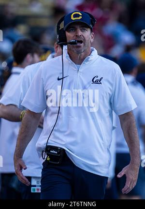 11 novembre 2023 Berkeley, CA États-Unis l'entraîneur-chef de la Californie Justin Wilcox est sur la touche lors du match de football de la NCAA entre les Washington State Cougars et les Golden Bears de Californie. La Californie a battu l'État de Washington 42-39 au California Memorial Stadium Berkeley Calif. Thurman James / CSM Banque D'Images