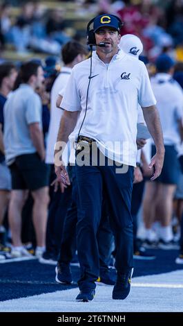 11 novembre 2023 Berkeley, CA États-Unis l'entraîneur-chef de la Californie Justin Wilcox est sur la touche lors du match de football de la NCAA entre les Washington State Cougars et les Golden Bears de Californie. La Californie a battu l'État de Washington 42-39 au California Memorial Stadium Berkeley Calif. Thurman James / CSM Banque D'Images