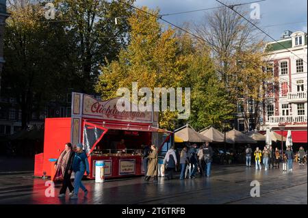 Amsterdam pays-Bas 11 novembre 2023 sur le Leidseplein, un stand vend Oliebollen. Les boules d'huile d'oliebollen sont un beignet frit traditionnellement mangé autour de Noël et du nouvel an. Oliebollenkraam, kraam, Banque D'Images