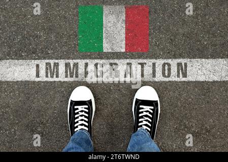 Immigration. Homme debout sur l'asphalte près du drapeau de l'Italie, vue de dessus Banque D'Images