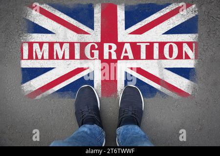 Immigration. Homme debout sur l'asphalte près du drapeau du Royaume-Uni, vue de dessus Banque D'Images