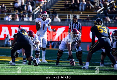 11 novembre 2023 Berkeley, CA États-Unis le quarterback Cameron Ward (1 ans) débute le match de football de la NCAA entre les Washington State Cougars et les Golden Bears de Californie. La Californie a battu l'État de Washington 42-39 au California Memorial Stadium Berkeley Calif. Thurman James / CSM Banque D'Images