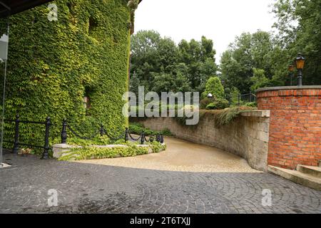 LVIV, UKRAINE - 11 SEPTEMBRE 2022 Un jardin paysager pittoresque à la citadelle de Lviv. Fortification bâtiment défensif en briques du Moyen âge. Canons médiévaux en fonte avec anneaux en bois Banque D'Images