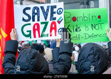 Plakate BEI Pro-Palästina-Demo, Demozug vom Odeonsplatz zum Siegestor und zurück, München, 11. Novembre 2023 Deutschland, München, 11. Novembre 2023, Pro-Palästina-Demonstration, Plakate Save Gaza, bombarder Kids is not Self-Defence, Demoaufruf von der Organisation Palästina spricht , Demo am Odeonsplatz ab Uhr, Samstagnachmittag, Politik, Bayern, *** Affiches à Pro Palestine manifestation, manifestation de Odeonsplatz à Siegestor et retour, Munich, novembre 2023 Allemagne, Munich, 11 novembre 11, Munich, 15 novembre 2023, Munich manifestation pro Palestine, affiches Save Gaza, bombarder des enfants n'est pas Self Defence, démonstra Banque D'Images