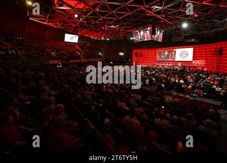 12 novembre 2023, Bavière, Munich : football : Bundesliga, Assemblée générale annuelle du FC Bayern Munich. Les membres du Club suivent l’Assemblée générale annuelle du FC Bayern Munich. Photo : Angelika Warmuth/dpa crédit : dpa Picture alliance/Alamy Live News Banque D'Images