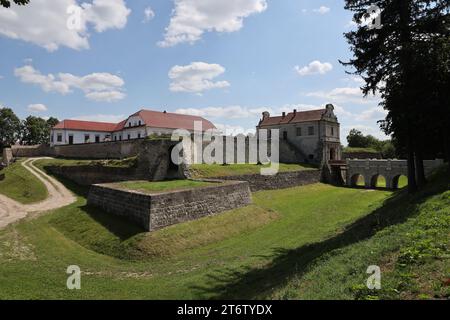 TERNOPIL, UKRAINE - 23 AOÛT 2023 Forteresse médiévale à Zbarazh, région de Ternopil, Ukraine occidentale Château construit à l'époque de la République polono-lituanienne Banque D'Images