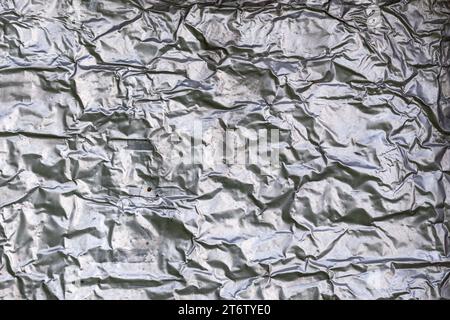 texture de surface et arrière-plan de l'isolation murale en feuille d'aluminium épaisse froissée Banque D'Images