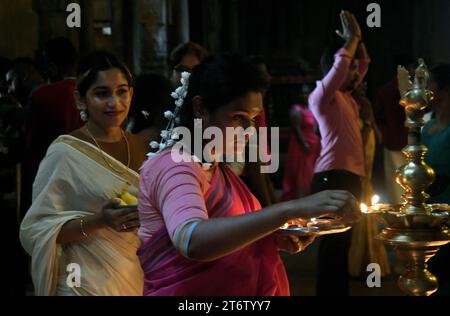 Colombo, Sri Lanka. 12 novembre 2023. Les dévots hindous célèbrent Diwali, ou la fête hindoue des lumières, dans un temple hindou à Colombo, Sri Lanka, le 12 novembre 2023. Crédit : Ajith Perera/Xinhua/Alamy Live News Banque D'Images