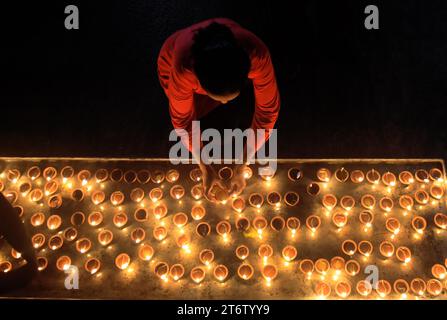 Colombo, Sri Lanka. 12 novembre 2023. Un dévot hindou célèbre Diwali, ou la fête hindoue des lumières, dans un temple hindou à Colombo, Sri Lanka, le 12 novembre 2023. Crédit : Ajith Perera/Xinhua/Alamy Live News Banque D'Images