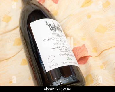 Vin blanc sec Khikhvi Collection Qvevri par Father & son Cellar. Banque D'Images