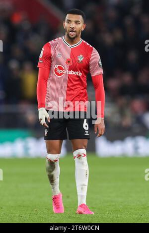 Le défenseur de Southampton Mason Holgate (6) lors du Southampton FC contre West Bromwich Albion FC SKY BET EFL Championship match au St.Mary's Stadium, Southampton, Angleterre, Royaume-Uni le 11 novembre 2023 Banque D'Images