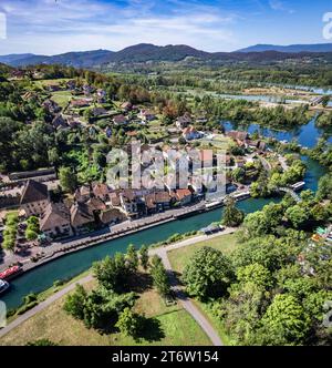 Vue aérienne de Chanaz, Canal de Savières en Savoie, France Banque D'Images