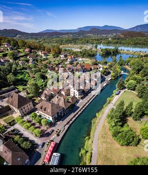 Vue aérienne de Chanaz, Canal de Savières en Savoie, France Banque D'Images