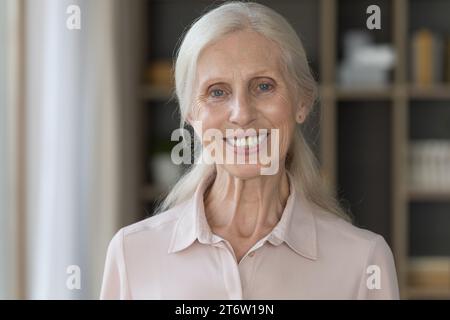 Gros plan portrait d'une femme mature satisfaite Banque D'Images