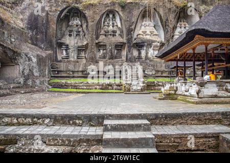 Gunung Kawi Royal Tombs. Un beau complexe avec des temples en pierre sculptée et des tombes du roi et de ses proches. Croyance hindoue dans le paysage tropical Banque D'Images