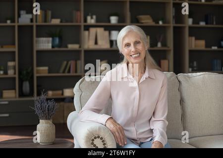 Portrait de femme mûre heureuse sourire regarder la caméra Banque D'Images