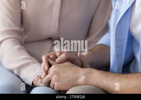 Closeup femme plus âgée reçoit un soutien psychologique de son fils adulte Banque D'Images