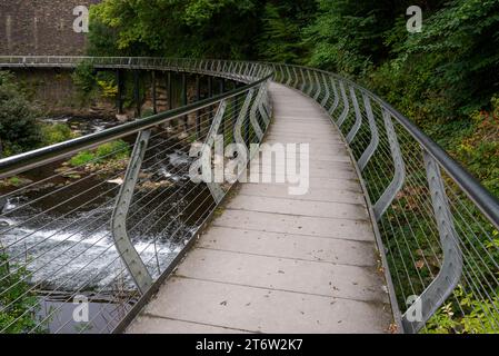 Le Torrs Riverside Park à New Mills, Derbyshire, Angleterre. Le Millenium Walkway sur une courbe de la rivière à côté de Torr Vale Mill. Banque D'Images