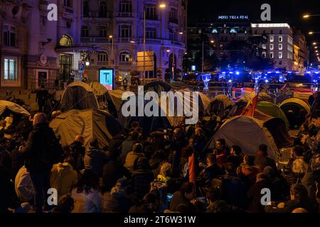 Les manifestants s'assoient près d'un groupe de tentes pendant la manifestation. Concentration et tentative de camping ont eu lieu devant le Congrès des députés à Madrid sous le slogan ¨mettons des limites et un contrôle sur les politiciens¨, organisé par ¨la Junta Democrática¨, une organisation civile qui coordonne et promeut l'action unitaire du peuple espagnol. L'objectif est d'établir librement et pacifiquement en Espagne un régime démocratique avec une séparation des pouvoirs dès le départ et l'élection directe des représentants politiques. Banque D'Images