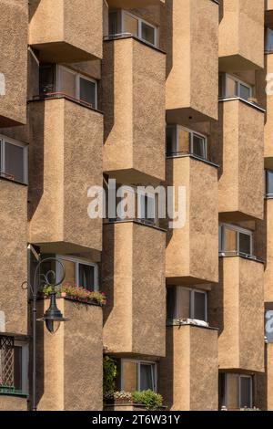 Fragment d'un bâtiment en béton avec fenêtres et balcons à Varsovie, Pologne Banque D'Images