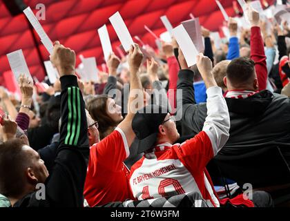 12 novembre 2023, Bavière, Munich : football : Bundesliga, Assemblée générale annuelle du FC Bayern Munich. Les membres votent à l'assemblée générale annuelle. Photo : Angelika Warmuth/dpa Banque D'Images