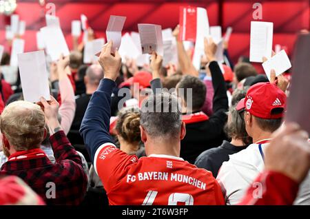 12 novembre 2023, Bavière, Munich : football : Bundesliga, Assemblée générale annuelle du FC Bayern Munich. Les membres votent à l'assemblée générale annuelle. Photo : Angelika Warmuth/dpa Banque D'Images