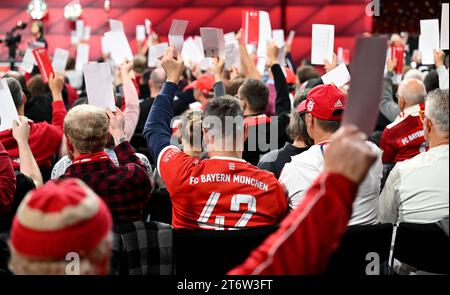 12 novembre 2023, Bavière, Munich : football : Bundesliga, Assemblée générale annuelle du FC Bayern Munich. Les membres votent à l'assemblée générale annuelle. Photo : Angelika Warmuth/dpa Banque D'Images