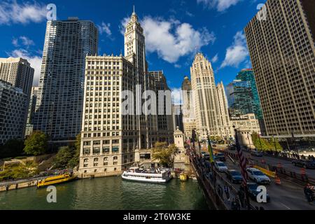 Vue sur le pont DuSable jusqu'au gratte-ciel Wrigley et au Chicago Tribune à Chicago, États-Unis Banque D'Images