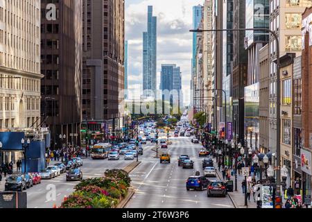 Michigan Avenue, Chicago. Vue depuis le pont Michigan Avenue (du sable Bridge), boulevard avec magasins exclusifs, musées, restaurants et hôtels. Vue sud de la rivière Chicago vers North Michigan Avenue à Chicago, Illinois, États-Unis Banque D'Images