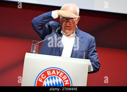 12 novembre 2023, Bavière, Munich : football : Bundesliga, Assemblée générale annuelle du FC Bayern Munich. Le vice-président adjoint Walter Mennekes prend la parole sur scène lors de l’assemblée générale annuelle. Photo : Angelika Warmuth/dpa Banque D'Images