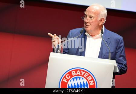 12 novembre 2023, Bavière, Munich : football : Bundesliga, Assemblée générale annuelle du FC Bayern Munich. Le vice-président adjoint Walter Mennekes prend la parole sur scène lors de l’assemblée générale annuelle. Photo : Angelika Warmuth/dpa Banque D'Images