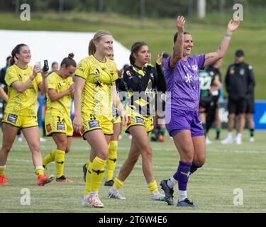 Porirua, Wellington, Nouvelle-Zélande, 12 novembre 2023 : la gardienne de Wellington Phoenix Rylee Foster, après le match, applaudit les supporters. Wellington Phoenix contre Western United. A-League Women. Parc de Porirua. Porirua. Wellington. Nouvelle-Zélande. Phoenix gagne à domicile 3-1 (HT 2-0). (Joe SERCI / SPP) Banque D'Images