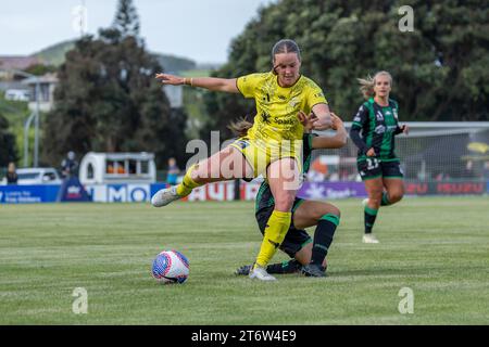 Porirua, Wellington, Nouvelle-Zélande, 12 novembre 2023 : Kate Taylor de Wellington maintient son équilibre malgré un fort défi de derrière. Wellington Phoenix contre Western United. A-League Women. Parc de Porirua. Porirua. Wellington. Nouvelle-Zélande. Phoenix gagne à domicile 3-1 (HT 2-0). (Joe SERCI / SPP) Banque D'Images