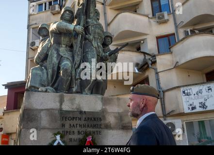 Yambol Bulgarie 12 novembre 2023 : soleil matinal d'automne pour les verternes expatriées Remberance jour service tenu à la statue des morts . Le jour du souvenir du 1st Light Infantry John Bradford est observé le 11 novembre, jour de l'armistice, connu plus tard sous le nom de Remembrance Da Cliff Norton Alamy Live news Banque D'Images