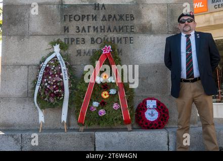 Yambol Bulgarie 12 novembre 2023 : soleil matinal d'automne pour les verternes expatriées Remberance jour service tenu à la statue des morts . Le jour du souvenir du 1st Light Infantry John Bradford est observé le 11 novembre, jour de l'armistice, connu plus tard sous le nom de Remembrance Da Cliff Norton Alamy Live news Banque D'Images