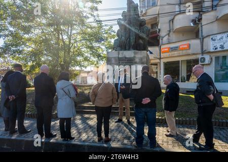 Yambol Bulgarie 12 novembre 2023 : soleil matinal d'automne pour les verternes expatriées Remberance jour service tenu à la statue des morts . Le jour du souvenir du 1st Light Infantry John Bradford est observé le 11 novembre, jour de l'armistice, connu plus tard sous le nom de Remembrance Da Cliff Norton Alamy Live news Banque D'Images