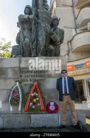 Yambol Bulgarie 12 novembre 2023 : soleil matinal d'automne pour les verternes expatriées Remberance jour service tenu à la statue des morts . Le jour du souvenir du 1st Light Infantry John Bradford est observé le 11 novembre, jour de l'armistice, connu plus tard sous le nom de Remembrance Da Cliff Norton Alamy Live news Banque D'Images