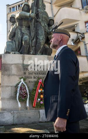 Yambol Bulgarie 12 novembre 2023 : soleil matinal d'automne pour les verternes expatriées Remberance jour service tenu à la statue des morts . Le jour du souvenir du 1st Light Infantry John Bradford est observé le 11 novembre, jour de l'armistice, connu plus tard sous le nom de Remembrance Da Cliff Norton Alamy Live news Banque D'Images