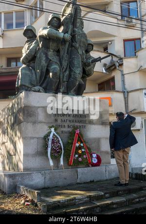 Yambol Bulgarie 12 novembre 2023 : soleil matinal d'automne pour les verternes expatriées Remberance jour service tenu à la statue des morts . Le jour du souvenir du 1st Light Infantry John Bradford est observé le 11 novembre, jour de l'armistice, connu plus tard sous le nom de Remembrance Da Cliff Norton Alamy Live news Banque D'Images