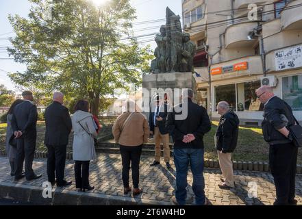 Yambol Bulgarie 12 novembre 2023 : soleil matinal d'automne pour les verternes expatriées Remberance jour service tenu à la statue des morts . Le jour du souvenir du 1st Light Infantry John Bradford est observé le 11 novembre, jour de l'armistice, connu plus tard sous le nom de Remembrance Da Cliff Norton Alamy Live news Banque D'Images