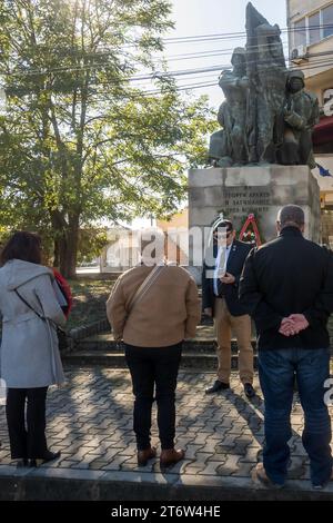 Yambol Bulgarie 12 novembre 2023 : soleil matinal d'automne pour les verternes expatriées Remberance jour service tenu à la statue des morts . Le jour du souvenir du 1st Light Infantry John Bradford est observé le 11 novembre, jour de l'armistice, connu plus tard sous le nom de Remembrance Da Cliff Norton Alamy Live news Banque D'Images