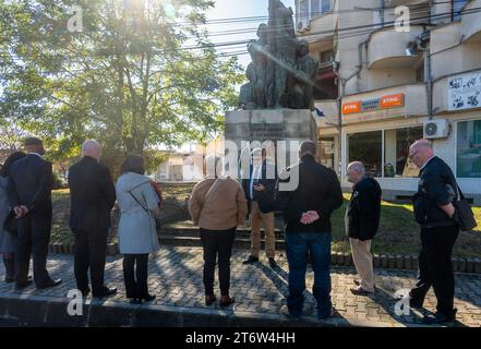 Yambol Bulgarie 12 novembre 2023 : soleil matinal d'automne pour les verternes expatriées Remberance jour service tenu à la statue des morts . Le jour du souvenir du 1st Light Infantry John Bradford est observé le 11 novembre, jour de l'armistice, connu plus tard sous le nom de Remembrance Da Cliff Norton Alamy Live news Banque D'Images