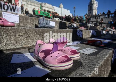 Une paire de chaussures se trouve sur les marches en dessous de la Galerie nationale, à côté, ce sont des étiquettes de noms d'enfants tués à Gaza. Les familles XR ont organisé la manifestation pour la chaussure pour illustrer la mort d'enfants à Gaza. Ils appellent à un cessez-le-feu immédiat dans la guerre entre Israël et le Hamas. Des milliers d'enfants ont été tués depuis qu'Israël a pris des mesures de représailles contre le Hamas après avoir tué plus de 1000 Israéliens et pris 220 otages. Banque D'Images