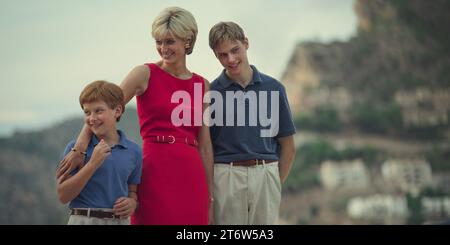 ELIZABETH DEBICKI, FLYN EDWARDS et RUFUS KAMPA dans THE CROWN (2016), mise en scène par PETER MORGAN. Saison 6. CRÉDIT : PHOTOS DE LA RIVE GAUCHE/SONY PICTURES TV PROD UK / ALBUM Banque D'Images