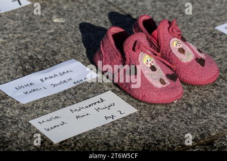 Une paire de chaussures se trouve sur les marches en dessous de la Galerie nationale, à côté, ce sont des étiquettes de noms d'enfants tués à Gaza. Les familles XR ont organisé la manifestation pour la chaussure pour illustrer la mort d'enfants à Gaza. Ils appellent à un cessez-le-feu immédiat dans la guerre entre Israël et le Hamas. Des milliers d'enfants ont été tués depuis qu'Israël a pris des mesures de représailles contre le Hamas après avoir tué plus de 1000 Israéliens et pris 220 otages. (Photo Martin Pope / SOPA Images/Sipa USA) Banque D'Images