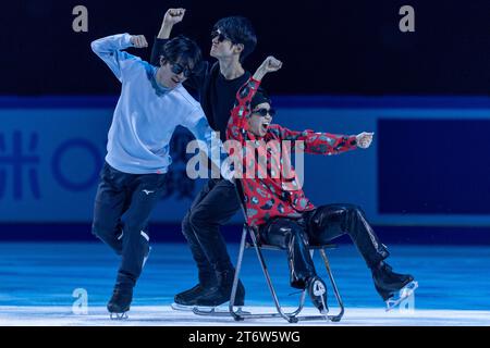 (231112) -- CHONGQING, 12 novembre 2023 (Xinhua) -- Tomono Kazuki (R) du Japon se produit lors de l'exposition de gala du Grand Prix ISU de patinage artistique de la coupe de Chine 2023 dans la municipalité de Chongqing, dans le sud-ouest de la Chine, le 12 novembre 2023. (Xinhua/Chu Jiayin) Banque D'Images